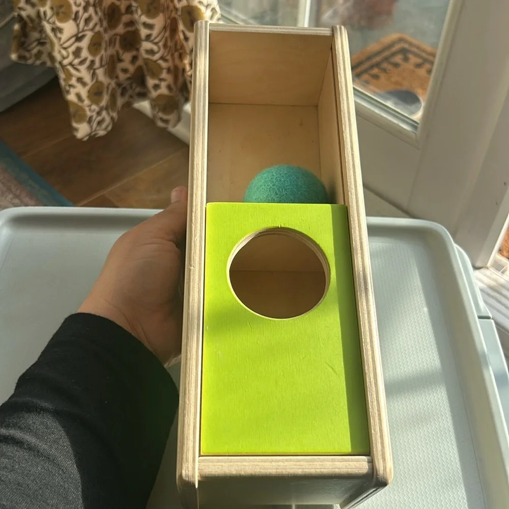 Lovevery Sliding Top Box with felt ball - Picture 4 of 4